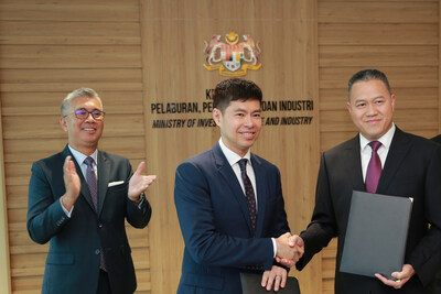 MYEG Group Managing Director, TS Wong (second from the left) signing the partnership agreement with Beitou IT Innovation Group Chairman, Lai Shuiping (right), witnessed by the Malaysian Minister of Investment, Trade and Industry, YB Tengku Datuk Seri Utama Zafrul Tengku Abdul Aziz (first from the left)