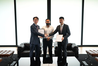 EN: (Right) TS Wong, Co-founder of Zetrix and (Left) Dato’ Lion Peh, Managing Director of Bullish Aim Sdn Bhd, exchanging the agreement, witnessed by (Middle) His Royal Highness Tunku Ismail Ibni Sultan Ibrahim, the Regent of Johor. EN: (Right) TS Wong, Co-founder of Zetrix and (Left) Dato’ Lion Peh, Managing Director of Bullish Aim Sdn Bhd, exchanging the agreement, witnessed by (Middle) His Royal Highness Tunku Ismail Ibni Sultan Ibrahim, the Regent of Johor.