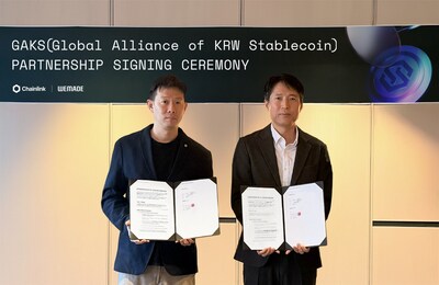 (L-R) Sean Chung, Business Partnerships, APAC Lead of Chainlink, and Shane Kim, VP of WEMADE and CEO of WEMIX, celebrate the milestone partnership