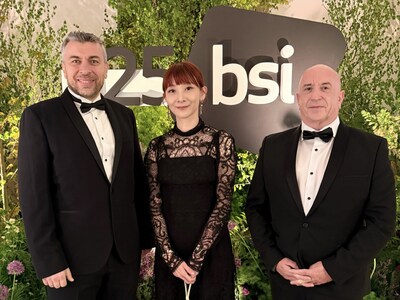 HOYA_BIT_was_invited_to_attend_BSI_s_125th_Anniversary_Gala__represented_by_Founder_Zoe_Peng-1